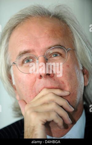 Présentateur tv de fin de nuit allemand Harald Schmidt, également présentateur de la prochaine cérémonie de remise des Prix Médias Bambi gestes lors d'une conférence de presse à Offenburg, Allemagne, 25 novembre 2008. La 60e Cérémonie du Prix Médias Bambi se tiendra à Offenburg, Allemagne le 27 novembre 2008. Photo : Patrick Seeger Banque D'Images