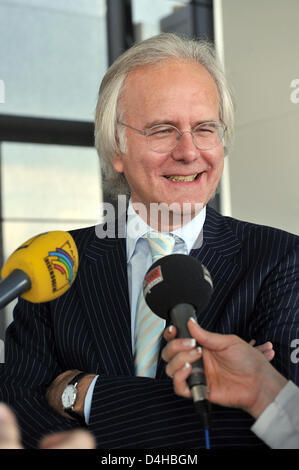 Présentateur tv de fin de nuit allemand Harald Schmidt, également présentateur de la prochaine cérémonie de remise des Prix Médias Bambi, donne une interview à Offenburg, Allemagne, 25 novembre 2008. La 60e Cérémonie du Prix Médias Bambi se tiendra à Offenburg, Allemagne le 27 novembre 2008. Photo : Patrick Seeger Banque D'Images