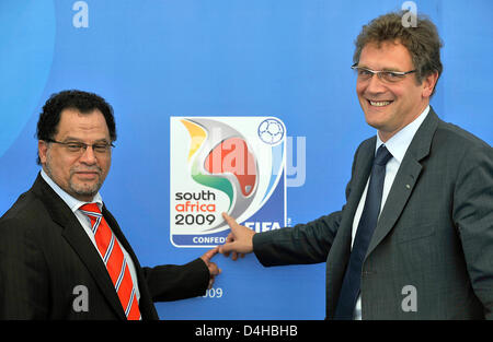 Le secrétaire général de la FIFA Jérôme Valcke (R) et Danny Jordaan, directeur du comité d'organisation local de la Coupe du Monde FIFA 2010, posent avec la Coupe des Confédérations 2009 logo à Johannesburg, Afrique du Sud, Afrique du Sud, le 25 novembre 2008. Le comité d'organisation de la Coupe du Monde FIFA des mémoires en ce moment (Fédération Internationale de Football Association) sur les progrès réalisés dans l'bâtime Banque D'Images