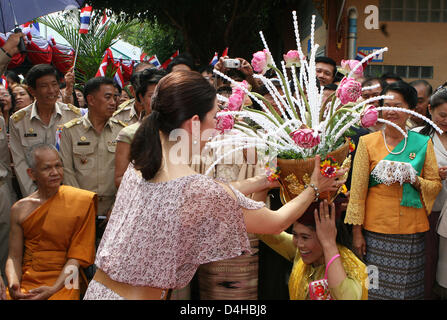La princesse Mary du Danemark (C) reçoit des dons au Temple Hong Pathummawat dans la province Pathumthani, Thaïlande, 25 novembre 2008. L'année 2008 marque les 150 ans de relations diplomatiques entre le Danemark et la Thaïlande. La Princesse et son mari la tête de la plus grande entreprise danoise délégation à la Thaïlande. Photo : Albert Philip van der Werf (Attention : Pays-bas !) Banque D'Images
