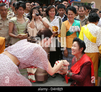 La princesse Mary du Danemark (L) reçoit des dons au Temple Hong Pathummawat dans la province Pathumthani, Thaïlande, 25 novembre 2008. L'année 2008 marque les 150 ans de relations diplomatiques entre le Danemark et la Thaïlande. La Princesse et son mari la tête de la plus grande entreprise danoise délégation à la Thaïlande. Photo : Albert Philip van der Werf (Attention : Pays-bas !) Banque D'Images