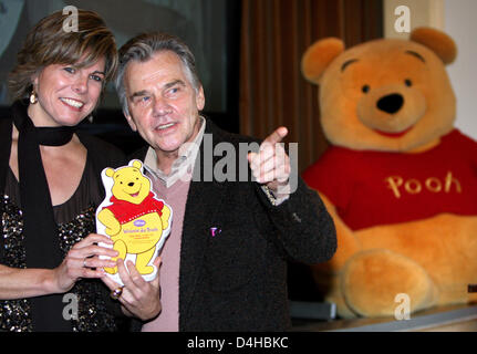 La Princesse Laurentien des Pays-Bas (L) reçoit le premier livre audio interactive d ?Winnie ? Acteur de Willem Nijholt à Zoo Artis d'Amsterdam, Pays-Bas, 25 novembre 2008. La princesse et Nijholt enregistré quelques histoires du livre. Photo : Patrick van Katwijk Banque D'Images