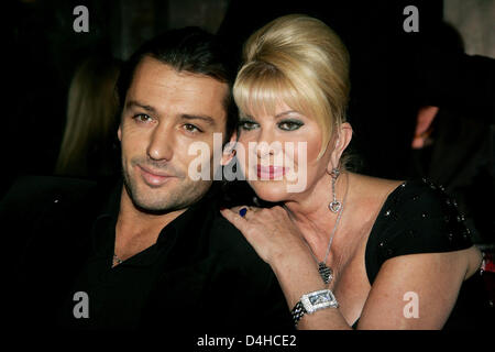 (Afp) le fichier photo datée du 28 janvier 2008 montre socialite Ivana Trump (R) et son boytoy Rossano Rubicondi (L) au cours de l ?Lambertz lundi ? Fashion show à Cologne, Allemagne. En tant que réseau FoxNews nous rapports sur 01 décembre 2008, l'ex-épouse du magnat de l'immobilier Donald Trump et son quatrième mari Rubicondi ont divisé déjà il y a trois mois. Trump et 23 ans de moins Rubicondi Banque D'Images