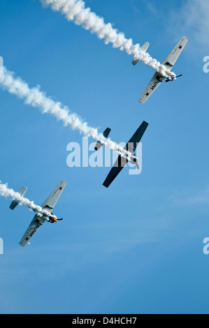 Image Portrait de trois aéronefs volant en formation laissant traces de fumée. Banque D'Images