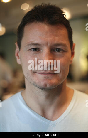 Le Hongrois champion WBO Champion du Monde de boxe Zsolt Erdei rires lors d'une conférence de presse sur la prochaine Nuit des Champions de l ?univers ? Dans la région de Magdebourg, Allemagne, 03 décembre 2008. Erdei, lutte contre le boxeur Ukrainien Yuri Barashian-lourds pour le titre de champion du monde, le 10 janvier 2009 à Magdeburg. PHoto : Jens Wolf Banque D'Images