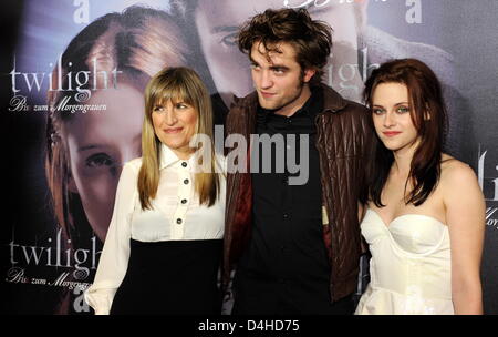 Acteurs Kristen Stewart (R) et Robert Pattinson pose avec le réalisateur Catherine Hardwicke pendant une séance de dédicaces dans le cadre de la présentation du film "Twilight - Biss zum Morgengrauen ? (Littéralement : Twilight - en-cas jusqu'à l'aube) à ?Mathaeser Kino ? Cinéma à Munich, Allemagne, 06 décembre 2008. Au cours de son week-end de sortie aux Etats-Unis, le film rapporté plus de 70 millions de dollars Banque D'Images