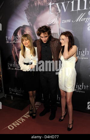 Acteurs Kristen Stewart (R) et Robert Pattinson pose avec le réalisateur Catherine Hardwicke pendant une séance de dédicaces dans le cadre de la présentation du film "Twilight - Biss zum Morgengrauen ? (Littéralement : Twilight - en-cas jusqu'à l'aube) à ?Mathaeser Kino ? Cinéma à Munich, Allemagne, 06 décembre 2008. Au cours de son week-end de sortie aux Etats-Unis, le film rapporté plus de 70 millions de dollars Banque D'Images