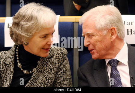 Prix Nobel en médecine Harald zur Hausen (R) parle à sa femme Ethel-Michele de Villiers au début d'une conférence à l'Institut Karolinska de Stockholm, Suède, 07 décembre 2008. Zur Hausen recevra le Prix Nobel pour la découverte de la Virus du papillome humain, qui peuvent causer le cancer du col. Cette découverte a établi les fondements d'un vaccin, qui peut b Banque D'Images