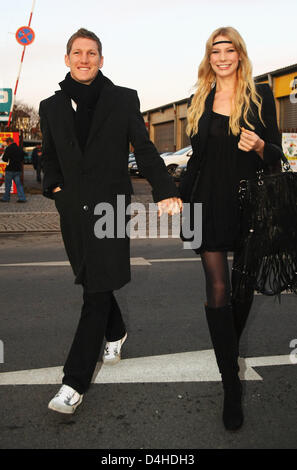 Le joueur de soccer club de soccer Bundesliga Bayern Munich, Bastian Schweinsteiger (L), et sa petite amie, Sarah Brandner, arrivent pour le Bayern Munich 2008 Gala du cirque au Circus Krone à Munich, Allemagne, 08 décembre 2008. Photo : Alexander Hassenstein Banque D'Images