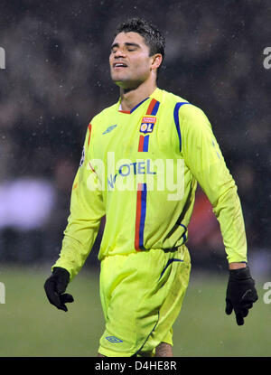 De l'Olympique Lyon Ederson au cours de gestes la Ligue des Champions Groupe F match contre le FC Bayern Munich au Stade de Gerland à Lyon, France, 10 décembre 2008. Le Bayern Munich a battu Lyon 3-2 assurer la première place en Ligue des Champions du groupe F. Photo : Andreas Gebert Banque D'Images