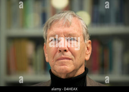 L'auteur israélien Amos Oz, représenté à l'Institut Heinrich Heine à Düsseldorf, Allemagne, 12 décembre 2008. Le premier non-Européen lauréat, Oz sera décerné le prix Heine - doté de 50 000 euros - le 13 décembre. Le Heine Prix est l'un des plus prestigiouos la littérature et les gens ?s prix en Allemagne. Photo : ROLF VENNENBERND Banque D'Images