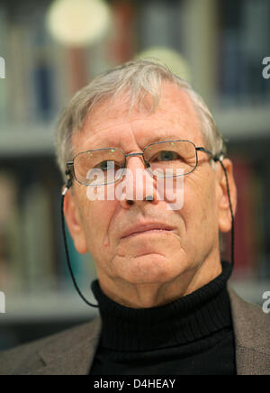 L'auteur israélien Amos Oz, représenté à l'Institut Heinrich Heine à Düsseldorf, Allemagne, 12 décembre 2008. Le premier non-Européen lauréat, Oz sera décerné le prix Heine - doté de 50 000 euros - le 13 décembre. Le Heine Prix est l'un des plus prestigiouos la littérature et les gens ?s prix en Allemagne. Photo : ROLF VENNENBERND Banque D'Images