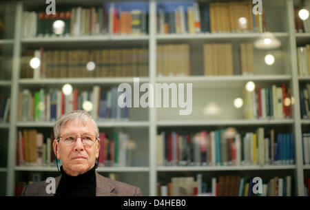 L'auteur israélien Amos Oz, représenté à l'Institut Heinrich Heine à Düsseldorf, Allemagne, 12 décembre 2008. Le premier non-Européen lauréat, Oz sera décerné le prix Heine - doté de 50 000 euros - le 13 décembre. Le Heine Prix est l'un des plus prestigiouos la littérature et les gens ?s prix en Allemagne. Photo : ROLF VENNENBERND Banque D'Images