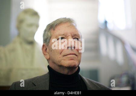 L'auteur israélien Amos Oz, représenté à l'Institut Heinrich Heine à Düsseldorf, Allemagne, 12 décembre 2008. Le premier non-Européen lauréat, Oz sera décerné le prix Heine - doté de 50 000 euros - le 13 décembre. Le Heine Prix est l'un des plus prestigiouos la littérature et les gens ?s prix en Allemagne. Photo : ROLF VENNENBERND Banque D'Images