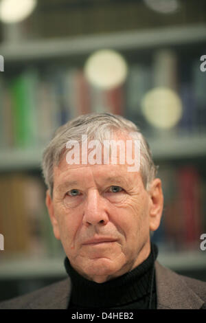 L'auteur israélien Amos Oz, représenté à l'Institut Heinrich Heine à Düsseldorf, Allemagne, 12 décembre 2008. Le premier non-Européen lauréat, Oz sera décerné le prix Heine - doté de 50 000 euros - le 13 décembre. Le Heine Prix est l'un des plus prestigiouos la littérature et les gens ?s prix en Allemagne. Photo : ROLF VENNENBERND Banque D'Images