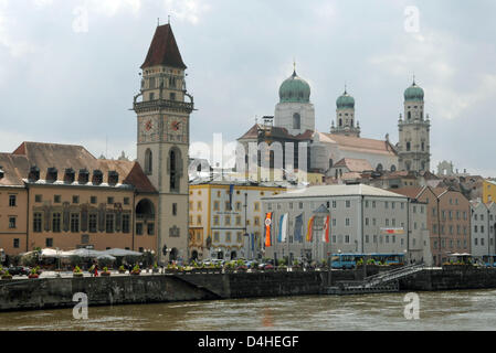(Afp) - une vue sur la vieille ville - l'Hôtel de ville historique à gauche et ?Stephansdom ? À droite de la cathédrale de Passau - sur le Danube, l'Allemagne, le 27 juillet 2007. Le samedi soir, le 13 décembre 2008, le chef de département de la police de Passau ?s a été poignardé avec un couteau en face de sa maison. L'attaquant était très probablement d'un néo-nazi ? ?. Photo : Armin Weigel Banque D'Images