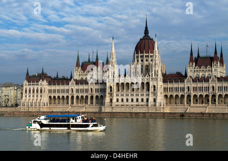 Le Parlement hongrois vus de la rive Buda du Danube Banque D'Images