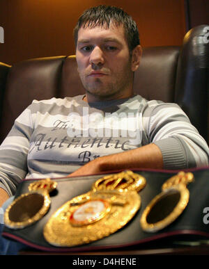 Le Champion du Monde Poids Lourds WBA Ruslan Chagaev pose avec sa ceinture de champion à ?Yachthafenresidenz Hohe Duene ? Dans la région de Rostock, Allemagne, 16 décembre 2008. Suite à une grave blessure du tendon d'achille, Chagaev se battra contre Carl Davis Drumond à Rostock, Allemagne, 7 février 2009. Photo : Bernd Wuestneck Banque D'Images