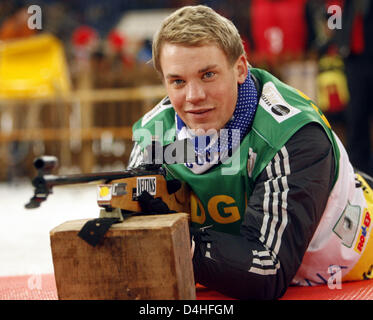 Gardien de la Bundesliga allemande soccer club Schalke 04 Manuel Heuer vise une arme pendant la course à l'équipe de Biathlon Monde Défi à VeltinsArena à Gelsenkirchen, Allemagne, 27 décembre 2008. Photo : Franz-Peter Tschauner Banque D'Images