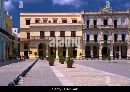 La Plaza Vieja, récemment restauré dans la Vieille Havane, Cuba Banque D'Images