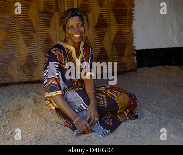Nord Cameroun Adamaoua Mosquée Adamaoua Femme assise sur le sol Banque D'Images