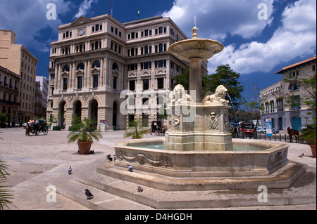 La Plaza Vieja, récemment restauré dans la Vieille Havane, Cuba Banque D'Images