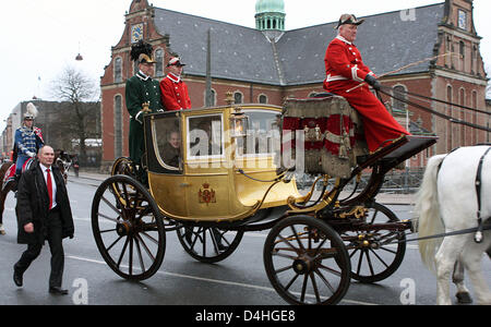 La Reine Margrethe II de Danemark et Henrik, Prince Consort de Danemark ride en car du Palais d'Amalienborg à Christianborg Palace dans le cadre de la dernière année de nouveaux cas à Copenhague, Danemark, 06 janvier 2008. Photo : Albert Nieboer (Pays-Bas) Banque D'Images