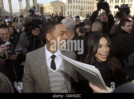 L'acteur américain Will Smith (L) et l'actrice américaine Rosario Dwason (R) posent à Berlin, Allemagne, 06 janvier 2009. Les principaux acteurs s'est rendu à Berlin pour promouvoir leur nouveau film ?sept livres ? Que premières en Allemagne le 08 janvier. Photo : Rainer Jensen Banque D'Images