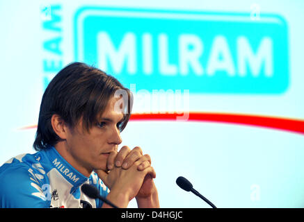 Cycliste professionnel allemand Linus Gerdemann est représenté au cours de la présentation officielle du Team Milram à Dortmund, en Allemagne, 07 janvier 2009. Milram Team essaie pour un retour sous la devise "tout sera nouveau - tout va changer ?. Mener par les capitaines Linus Gerdemann et Gerald Ciolek l'équipe s'appuie sur sa position unique comme le seul professionnel allemand Banque D'Images