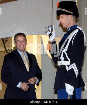 Ahmed Aboutaleb (L), le nouveau maire de Rotterdam et premier maire marocain aux Pays-Bas, arrive au Palais de Noordeinde à La Haye, Pays-Bas, 07 janvier 2009. La famille royale néerlandaise a reçu le Corps diplomatique pour le Nouvel An ?s réception au Palais de Noordeinde à La Haye. Photo : Patrick van Katwijk Banque D'Images