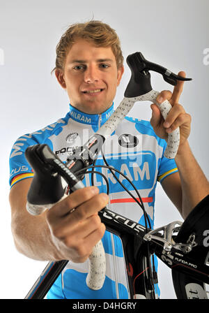 Cycliste professionnel allemand Gerald Ciolek pose au cours de la présentation officielle du Team Milram à Dortmund, en Allemagne, 07 janvier 2009. Photo : Bernd Thissen Banque D'Images