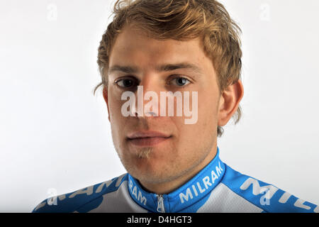 Cycliste professionnel allemand Gerald Ciolek pose au cours de la présentation officielle du Team Milram à Dortmund, en Allemagne, 07 janvier 2009. Photo : Bernd Thissen Banque D'Images