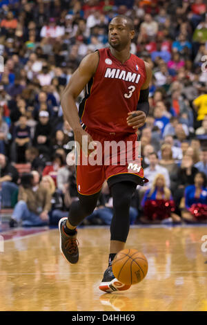 13 mars 2013 : Miami Heat shooting guard Dwyane Wade (3) en action avec le ballon au cours de la NBA match entre le Heat de Miami et les Philadelphia 76ers au Wells Fargo Center de Philadelphie, Pennsylvanie. Le Miami Heat Beat les Philadelphia 76ers, 98-94. Banque D'Images