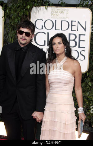 L'actrice Demi Moore et son mari, l'acteur Ashton Kutcher, arrivent pour la 66e assemblée annuelle Golden Globe Awards au Beverly Hilton Hotel à Beverly Hills, Californie, USA, 11 janvier 2009. Les Golden Globes, honorant l'excellence dans le cinéma et la télévision. Photo : Hubert Boesl Banque D'Images