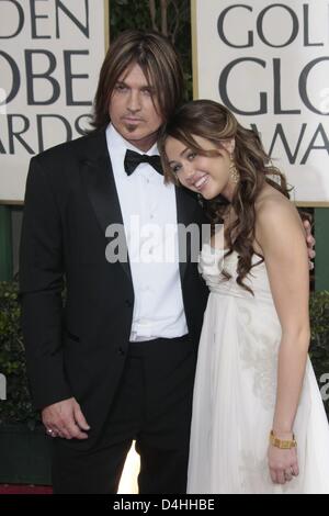 La chanteuse Miley Cyrus et son père Billy Ray Cyrus arrivent pour la 66e assemblée annuelle Golden Globe Awards au Beverly Hilton Hotel à Beverly Hills, Californie, USA, 11 janvier 2009. Les Golden Globes, honorant l'excellence dans le cinéma et la télévision. Photo : Hubert Boesl Banque D'Images