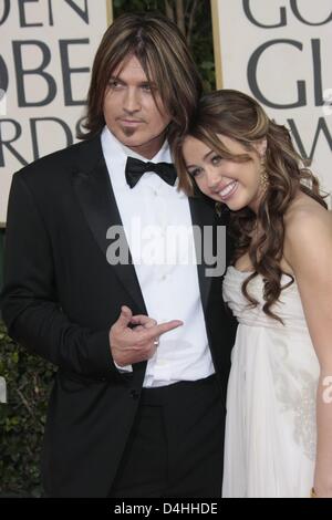 La chanteuse Miley Cyrus et son père Billy Ray Cyrus arrivent pour la 66e assemblée annuelle Golden Globe Awards au Beverly Hilton Hotel à Beverly Hills, Californie, USA, 11 janvier 2009. Les Golden Globes, honorant l'excellence dans le cinéma et la télévision. Photo : Hubert Boesl Banque D'Images