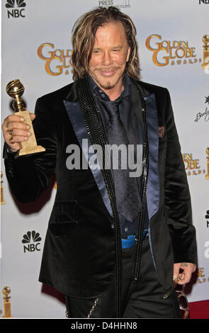 L'acteur Mickey Rourke pose avec son prix de la meilleure performance par un acteur dans un Picture-Drama Motion dans ?Le lutteur ? Dans la salle de presse annuelle à la 66e Golden Globe Awards au Beverly Hilton Hotel à Beverly Hills, Californie, USA, 11 janvier 2009. Les Golden Globes, honorant l'excellence dans le cinéma et la télévision. Photo : Hubert Boesl Banque D'Images