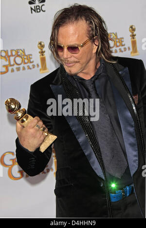 L'acteur Mickey Rourke pose avec son prix de la meilleure performance par un acteur dans un Picture-Drama Motion dans ?Le lutteur ? Dans la salle de presse annuelle à la 66e Golden Globe Awards au Beverly Hilton Hotel à Beverly Hills, Californie, USA, 11 janvier 2009. Les Golden Globes, honorant l'excellence dans le cinéma et la télévision. Photo : Hubert Boesl Banque D'Images