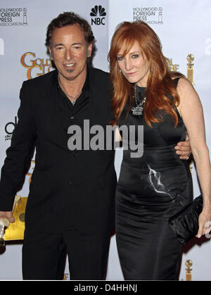 Le chanteur-compositeur Bruce Springsteen pose avec son prix de la meilleure chanson originale dans un film et sa femme Patti Scialfa dans la salle de presse annuelle à la 66e Golden Globe Awards au Beverly Hilton Hotel à Beverly Hills, Californie, USA, 11 janvier 2009. Les Golden Globes, honorant l'excellence dans le cinéma et la télévision. Photo : Hubert Boesl Banque D'Images