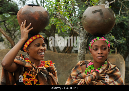 Les gens, 2 belles jeunes femmes, deux jeunes femmes Zulu, robe traditionnelle, équilibre des pots d'argile à la tête, Shakaland, Afrique du Sud, culture, amis Banque D'Images