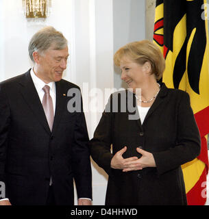 Le président allemand Horst Koehler se félicite de la Chancelière Angela Merkel à la nouvelle année ?s réception au château de Bellevue à Berlin, Allemagne, 13 janvier 2009. Koehler a invité le gouvernement fédéral, des personnalités publiques et les citoyens méritent. Photo : WOLFGANG KUMM Banque D'Images