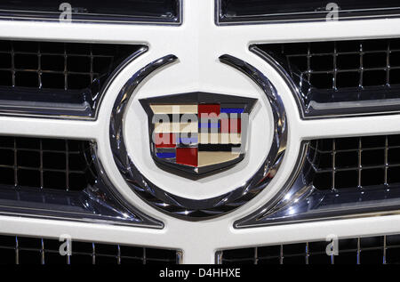 Une Cadillac Escalade Hybrid bonnet avec logo est photographié à la North American International Auto Show (NAIAS) à Detroit, USA, 13 janvier 2009. Photo : MARIJAN MURAT Banque D'Images