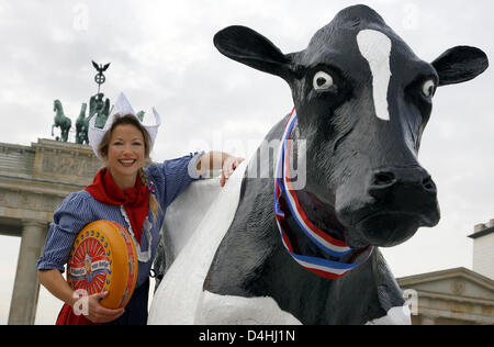 Madleen Driessen ?alias Mlle Antje ? Pose avec fromage et de la vache ?Berta ? En face de la porte de Brandebourg à Berlin, Allemagne, 14 janvier 2009. Les Pays-Bas annoncer l'exposition de l'agriculture, l ?Semaine verte internationale ?, avec les produits laitiers comme cette année ?s pays partenaire de l'exposition.  ?La Semaine verte internationale ? A lieu du 16 au 25 janvier 20 Banque D'Images