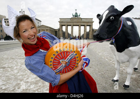 Madleen Driessen ?alias Mlle Antje ? Pose avec fromage et de la vache ?Berta ? En face de la porte de Brandebourg à Berlin, Allemagne, 14 janvier 2009. Les Pays-Bas annoncer l'exposition de l'agriculture, l ?Semaine verte internationale ?, avec les produits laitiers comme cette année ?s pays partenaire de l'exposition.  ?La Semaine verte internationale ? A lieu du 16 au 25 janvier 20 Banque D'Images