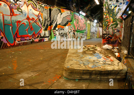 Les murs sont couverts de graffitis et de matelas dans Leake Street sous la gare de Waterloo, Waterloo, London, UK Banque D'Images
