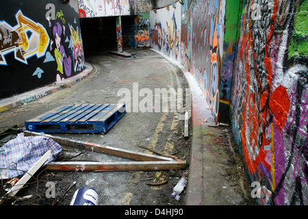 Les murs sont couverts de graffitis dans Leake Street près de la gare de Waterloo, Waterloo, London, UK Banque D'Images
