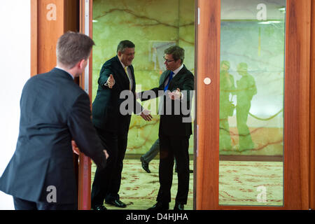 Le 14 mars, Berlin - Allemagne. Le Ministre des affaires étrangères, Guido Westerwelle, se félicite le Représentant spécial du Secrétaire général des Nations Unies pour l'Afghanistan, Jan Kubis, pour des entretiens au Foreign Office. L'ancien ministre des Affaires étrangères slovaque et ancien secrétaire général de l'OSCE Kubis est également chef de la Mission d'assistance des Nations Unies en Afghanistan (MANUA), basé à Kaboul. Les discussions sur les progrès vers la pleine responsabilité de la sécurité de la transition en Afghanistan, le processus politique de la réconciliation entre Afghans et le soutien à long terme pour l'Afghanistan sont après le transfert de la sécurité fin 2014. Crédits :©G Banque D'Images