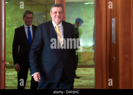 Le 14 mars, Berlin - Allemagne. Le Ministre des affaires étrangères, Guido Westerwelle, se félicite le Représentant spécial du Secrétaire général des Nations Unies pour l'Afghanistan, Jan Kubis, pour des entretiens au Foreign Office. L'ancien ministre des Affaires étrangères slovaque et ancien secrétaire général de l'OSCE Kubis est également chef de la Mission d'assistance des Nations Unies en Afghanistan (MANUA), basé à Kaboul. Les discussions sur les progrès vers la pleine responsabilité de la sécurité de la transition en Afghanistan, le processus politique de la réconciliation entre Afghans et le soutien à long terme pour l'Afghanistan sont après le transfert de la sécurité fin 2014. Crédits :©G Banque D'Images