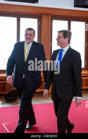 Le 14 mars, Berlin - Allemagne. Le Ministre des affaires étrangères, Guido Westerwelle, se félicite le Représentant spécial du Secrétaire général des Nations Unies pour l'Afghanistan, Jan Kubis, pour des entretiens au Foreign Office. L'ancien ministre des Affaires étrangères slovaque et ancien secrétaire général de l'OSCE Kubis est également chef de la Mission d'assistance des Nations Unies en Afghanistan (MANUA), basé à Kaboul. Les discussions sur les progrès vers la pleine responsabilité de la sécurité de la transition en Afghanistan, le processus politique de la réconciliation entre Afghans et le soutien à long terme pour l'Afghanistan sont après le transfert de la sécurité fin 2014. Crédits :©G Banque D'Images