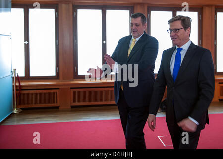 Le 14 mars, Berlin - Allemagne. Le Ministre des affaires étrangères, Guido Westerwelle, se félicite le Représentant spécial du Secrétaire général des Nations Unies pour l'Afghanistan, Jan Kubis, pour des entretiens au Foreign Office. L'ancien ministre des Affaires étrangères slovaque et ancien secrétaire général de l'OSCE Kubis est également chef de la Mission d'assistance des Nations Unies en Afghanistan (MANUA), basé à Kaboul. Les discussions sur les progrès vers la pleine responsabilité de la sécurité de la transition en Afghanistan, le processus politique de la réconciliation entre Afghans et le soutien à long terme pour l'Afghanistan sont après le transfert de la sécurité fin 2014. Crédits :©G Banque D'Images